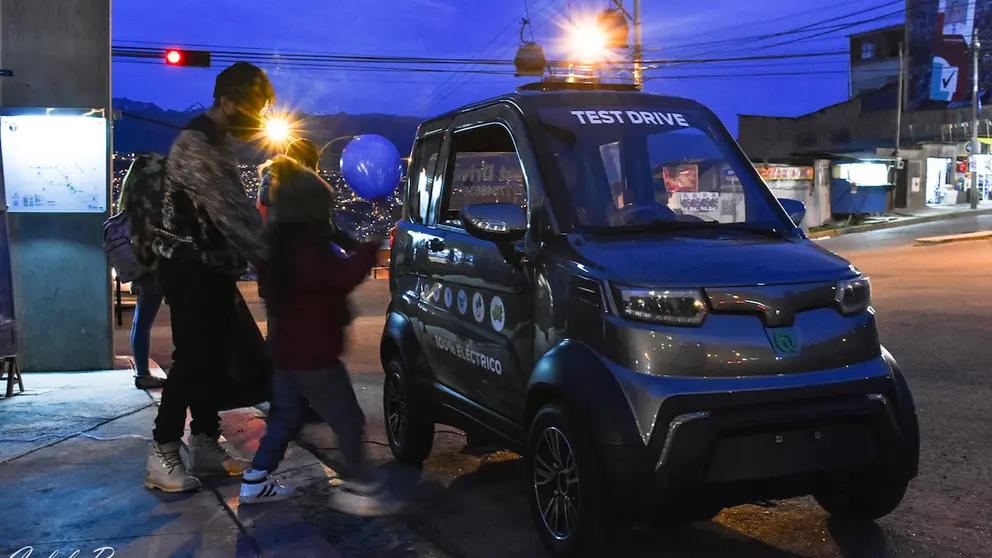 Un vehículo el&eacute;ctrico en La Paz.