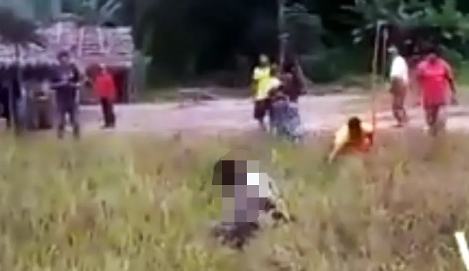 Captura del video que muestra el linchamiento de ind&iacute;gena en Beni. ERBOL