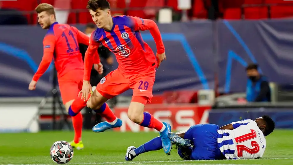 El centrocampista del Chelsea, Kai Havertz, (i), se lleva el balón ante el defensa nigeriano del Oporto, Zaidu Sanusi, durante el encuentro a los cuartos de final de la Liga de Campeones. EFE