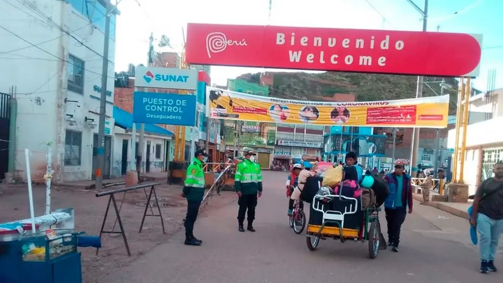 Ingreso fronterizo de Desaguadero en Per&uacute;.  Radioondaazul.com
