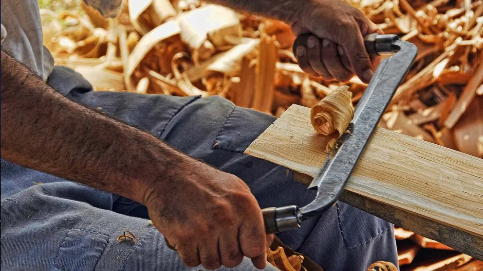 Imagen referencial de un carpintero trabajando. Pixabay