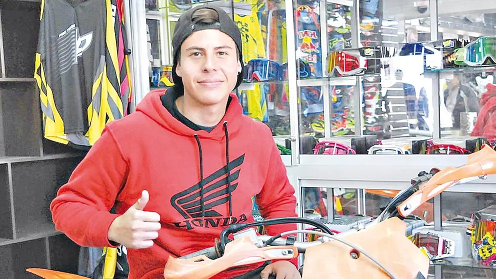 El cochabmabino, en su tieda de accesorios para moto.    DICO SOLÍS
