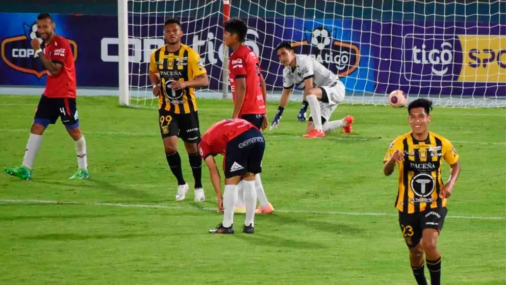 Jeyson Chura festeja el tercer tanto que dio el triunfo a The Strongest sobre Wilstermann, en una foto de archivo. Noé Portugal