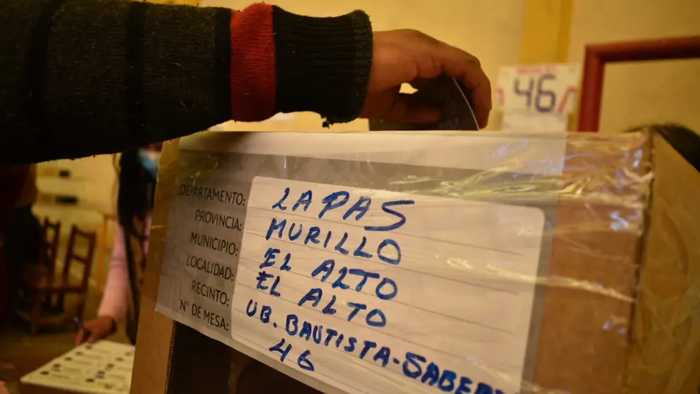 La votaci&oacute;n en segunda vuelta en La Paz, el domingo 11 de abril. APG