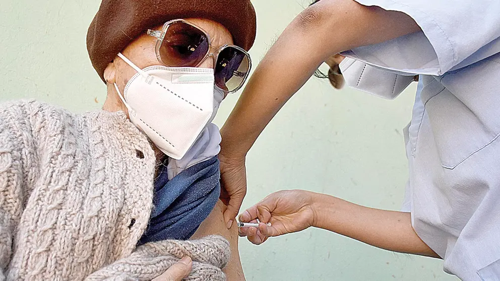 Una persona es inmunizada contra el coronavirus en Cochabamba. DICO SOLÍS