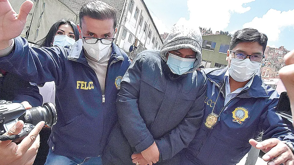 El exministro Edwin Characayo, cuando fue trasladado a celdas policiales. APG