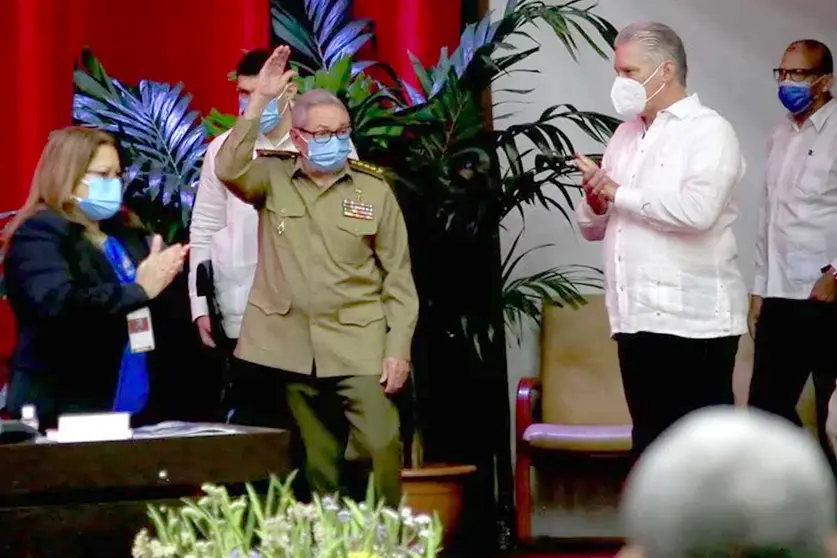 El general del Ejército Raúl Castro Ruz (c), el primer secretario del Comité Central del Partido Comunista de Cuba (CC PCC), y el presidente de la República, Miguel Díaz-Canel Bermúdez (d). EFE