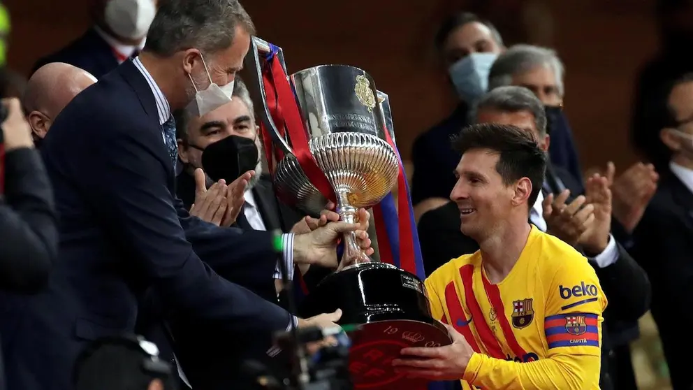 Messi recibe la Copa del Rey en Espa&ntilde;a. EFE