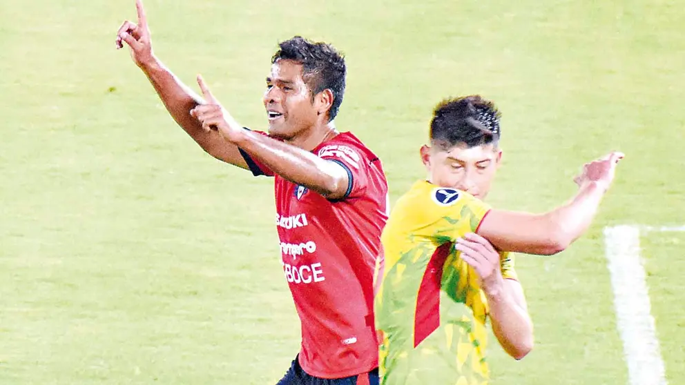 El atacante colombiano Humberto Osorio (i) festeja uno de sus goles ante Palmaflor, por la Copa Sudamericana. DICO SOLÍS