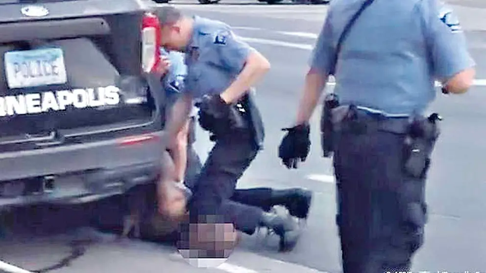 El policía Derek Chauvin hace abuso de su poder con el afroamericano George Floyd. EFE