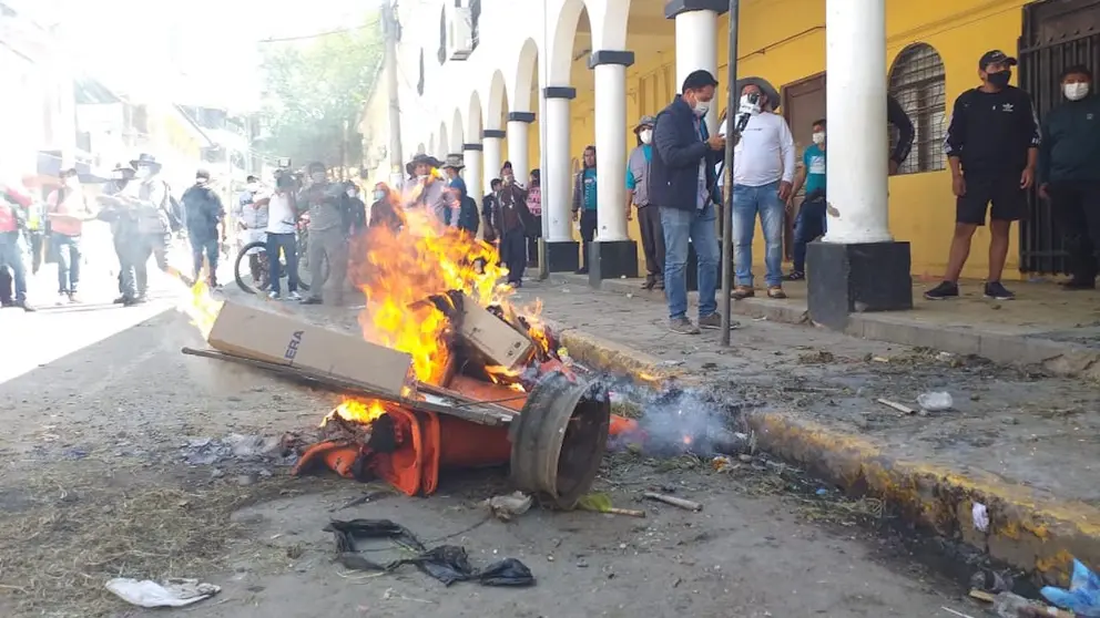 Padres de familia queman varios objetos en una calle de Quillacollo.