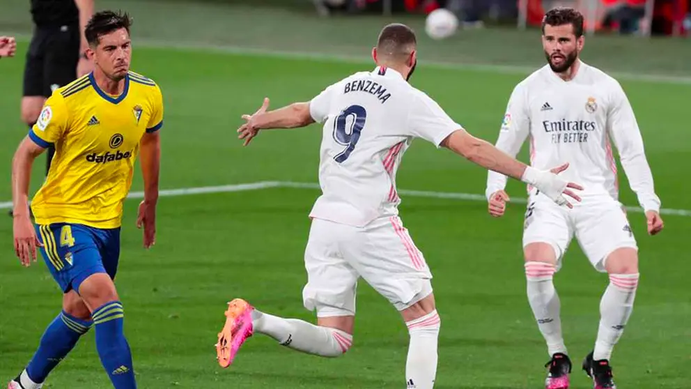 El delantero del Real Madrid Karim Benzemá (c) celebra tras marcar el primer gol ante el Cádiz. EFE