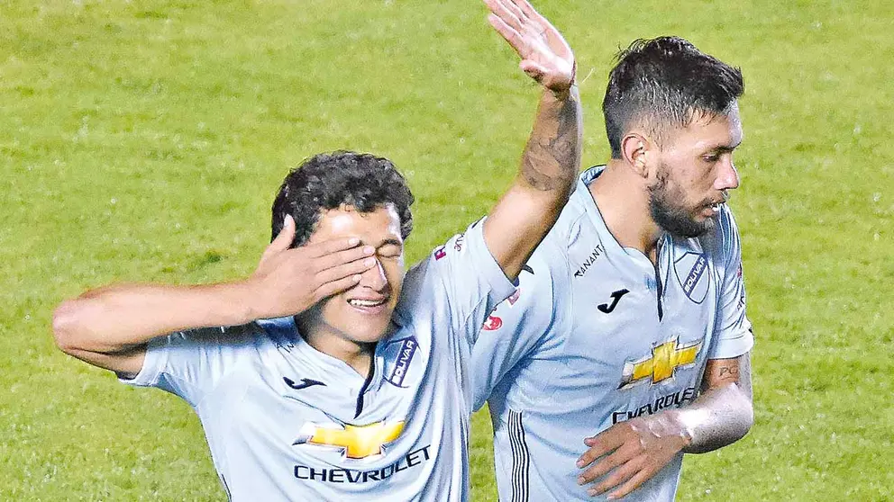 Víctor Ábrego (i) celebra un gol de la Academia. APG