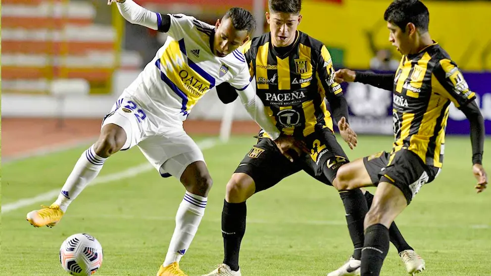 Una acción del compromiso entre The Strongest y Boca Juniors, en el Hernando Siles. APG