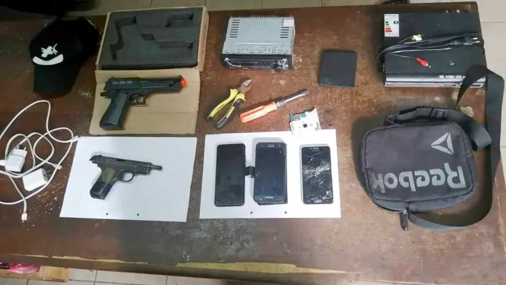 Algunos de los objetos secuestrados en la intervención policial. Radio Televisión Carrasco