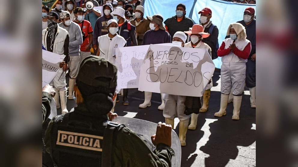 Trabajadores municipales protestan en la plaza 14 de Septiembre. DICO SOL&Iacute;S