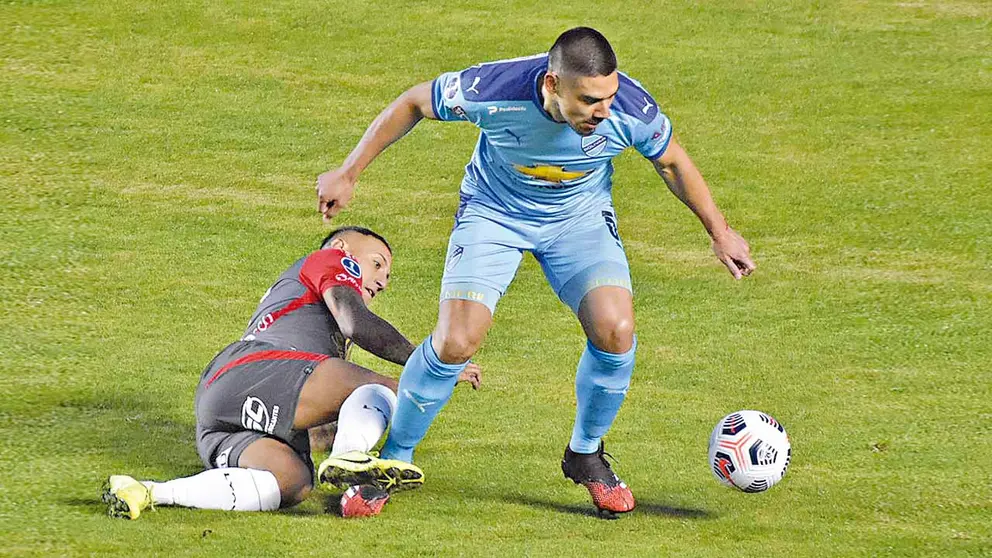 Una acción del partido entre Bolívar y Arsenal. APG