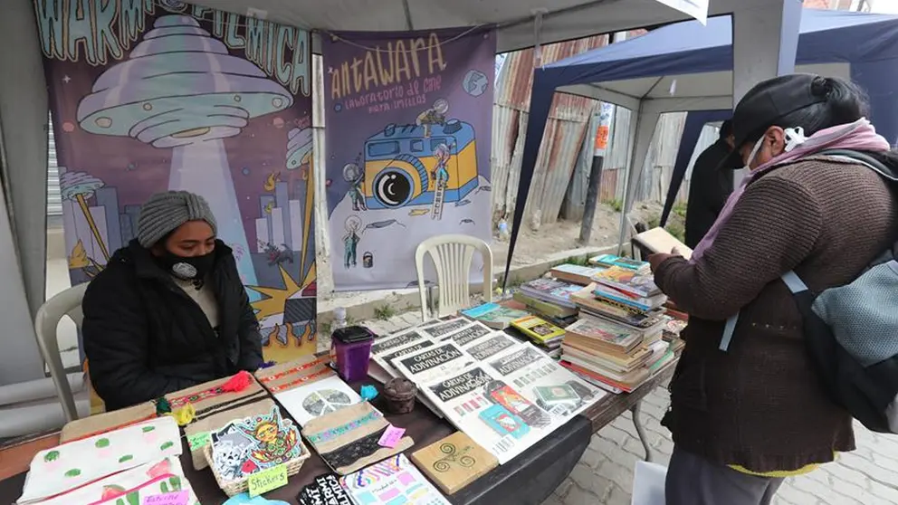 Una mujer visita hoy un puesto en la Feria Cultural del Libro, durante la conmemoraci&oacute;n de su D&iacute;a Internacional en la ciudad de El Alto (Bolivia) EFE