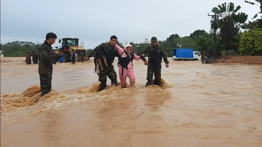 Personas que quedaron atrapadas en el r&iacute;o Cesarzama, en Chimor&eacute;. JHONNY RAPPU.