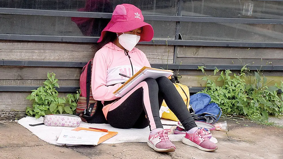 Una niña hace tareas cerca de la avenida Humboldt, mientras sus padres venden caramelos.    DICO SOLÍS