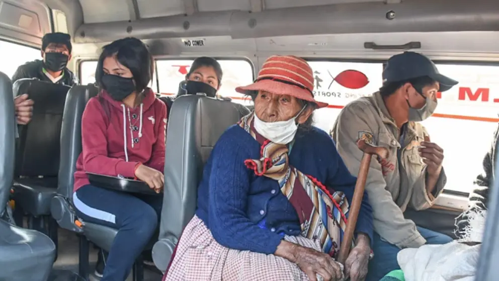 Pasajeros en un minibus durante en Cochabamba. DICO SOLÍS.