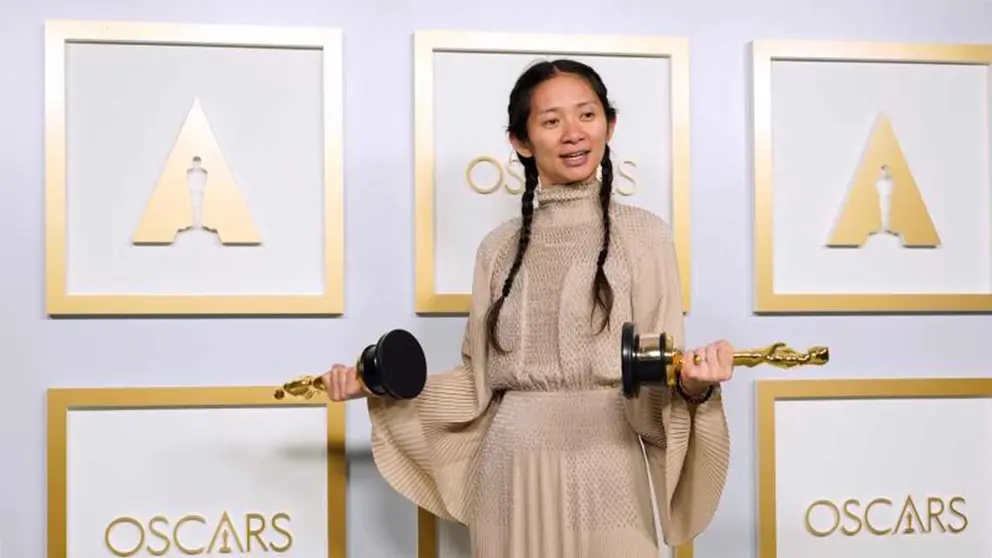 La directora Chloé Zhao recibe su Oscar a mejor dirección. EFE