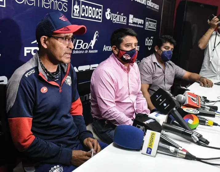 Marco Antonio Sandy (i) y el presidente de Wilstermann, Gróver Vargas (c), responden las consultas de los periodistas. DICO SOLÍS