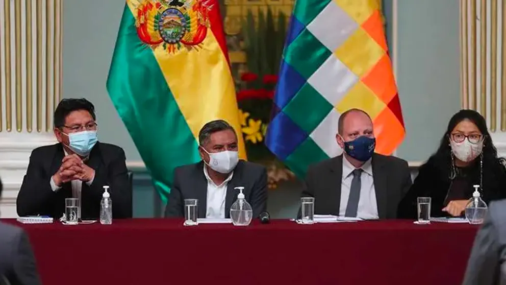 El canciller, Rogelio Mayta (2i), el viceministro de Comercio Exterior, Benjamín Blanco (2d); el viceministro de Realciones Exteriores, Feddy Mamani (i), y la viceministra de Gestión Institucional y Consular, Eva Chuquimia (d), en La Paz. EFE