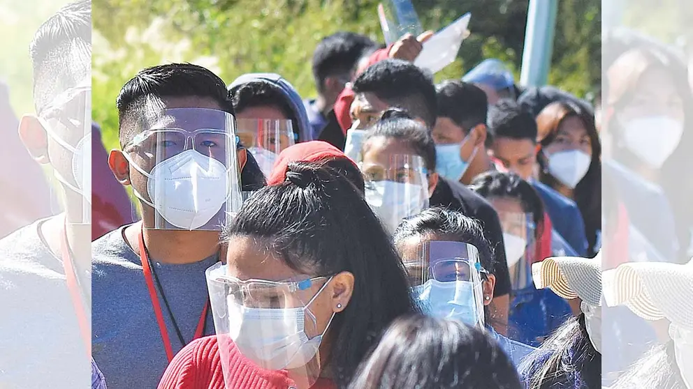 Universitarios aglomerados en una fila para hacer trámites en la UMSS. DICO SOLÍS