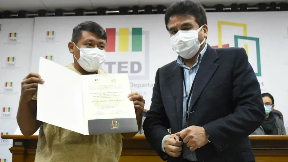 El asambleísta titular del pueblo Yuracaré, Diego Heladio Roca (i), y el presidente del TED de Cochabamba, Humberto Valenzuela (d), tras la entrega de credenciales. DICO SOLÍS