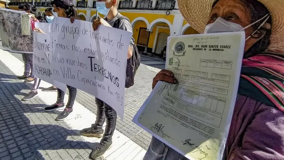 Vecinos de Villa Copacabana presentan títulos de propiedad y carteles de protesta en la plaza 14 de Septiembre. DICO SOLÍS