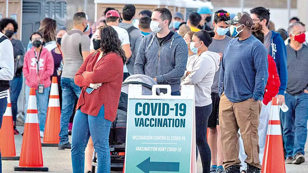 Estadounidenses hacen fila para recibir la vacuna en Miami. EFE