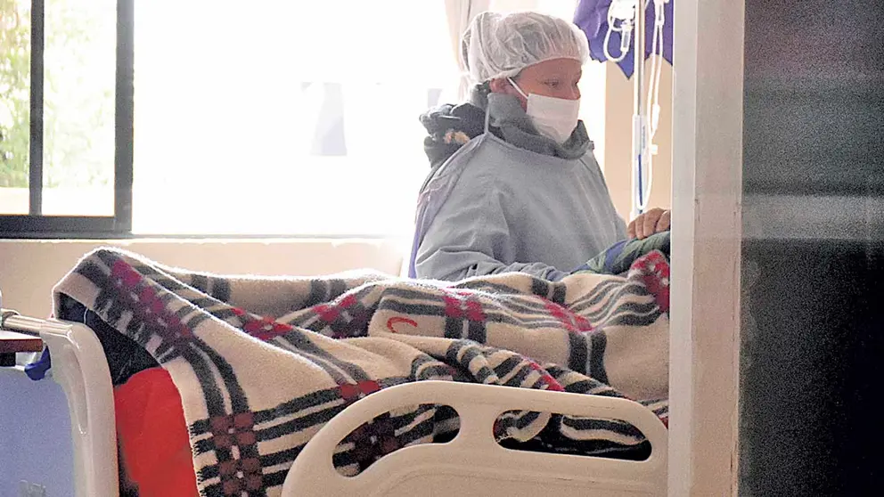 Una enfermera atiende a un paciente internado. DICO SOLÍS