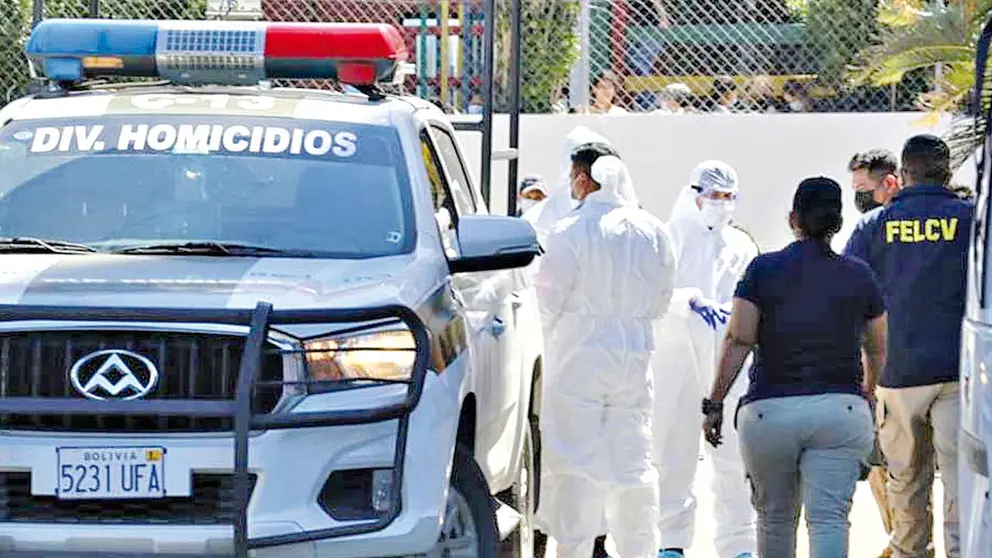 Investigadores llegan al condominio donde una pareja perdió la vida tras caer del piso 12 de uno de los edificios. JUAN CARLOS TORREJÓN-EL DEBER 