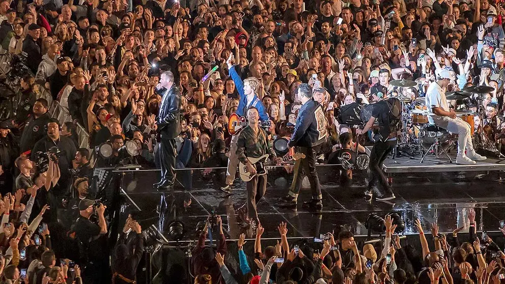 Fotograf&iacute;a de la banda Six60 al ingreso al escenario. INFOBAE