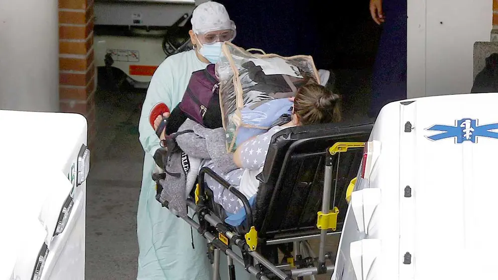 Personal sanitario transporta a una paciente COVID-19, en el Hospital General de Medellín (Colombia). EFE