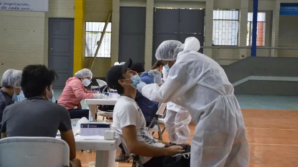 Personal de salud recolecta las muestras de los deportistas. Prensa Sedede