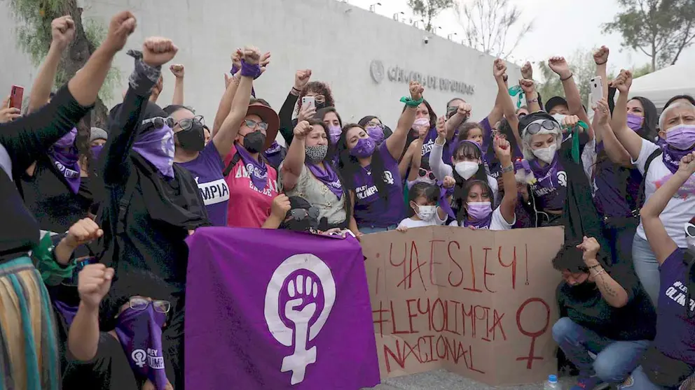 Integrantes de colectivos feministas celebran la aprobación de la Ley Olimpia hoy, en Ciudad de México (México). EFE