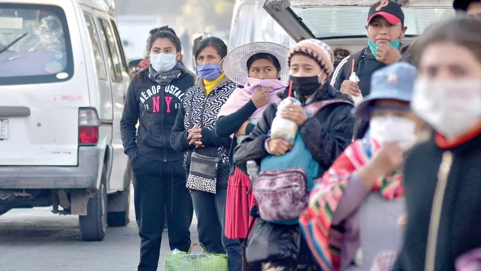 Un grupo de personas abrigadas en Cochabamba. NOÉ PORTUGAL