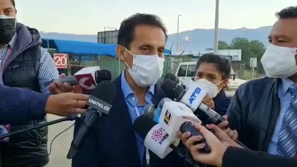 El director del Servicio Departamental de Salud (SEDES), Freddy Medrano, brinda una conferencia de prensa. Captura de pantalla RKC