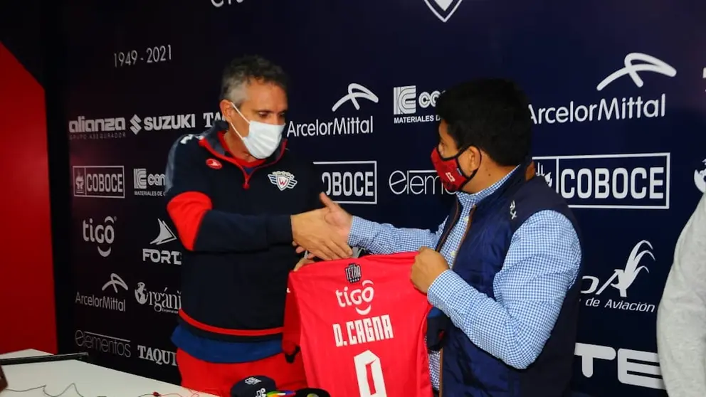 El nuevo entrenador Diego Cagna junto al presidente Grover Vargas. NOE PORTUGAL.