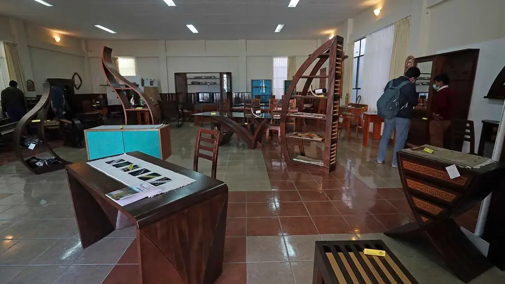 Vista general de algunos art&iacute;culos de la exhibici&oacute;n "Expo-Venta Familia Artesanos Don Bosco", el 26 de abril de 2021 en La Paz. EFE
