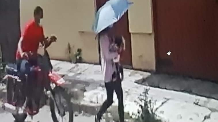 Momento en que el motoladr&oacute;n ataca a su v&iacute;ctima. FRECUENCIA POLICIAL