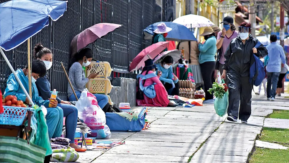 Comerciantes asentados sobre una acera de la zona norte de Cochabamba.      Dico Solís