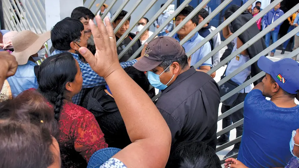 Simpatizantes del MAS impiden la salida del expresidente Evo Morales de una reunión en Cochabamba.    DICO SOLÍS