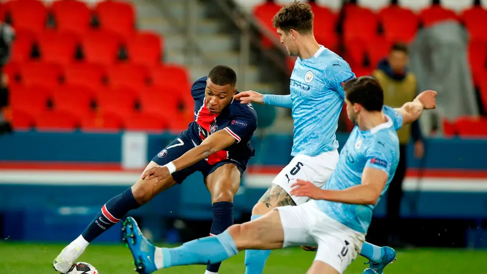 John Stones (c) intenta cerrar un avance de Kylian Mbappé./ ARCHIVO