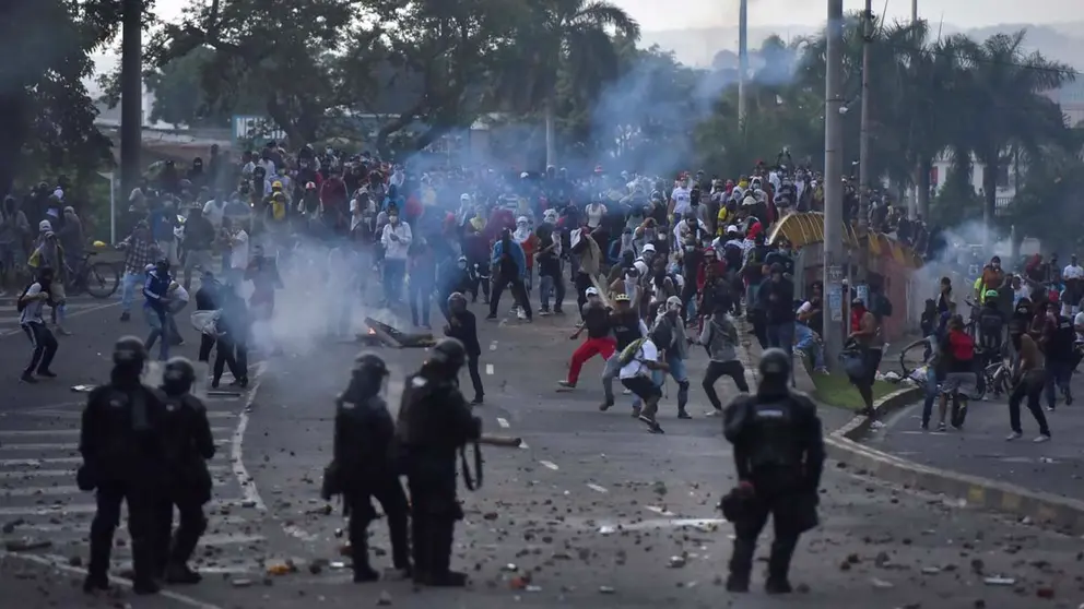 Enfrentamientos entre ciudadanos colombianos y la polic&iacute;a. EFE en INFOBAE