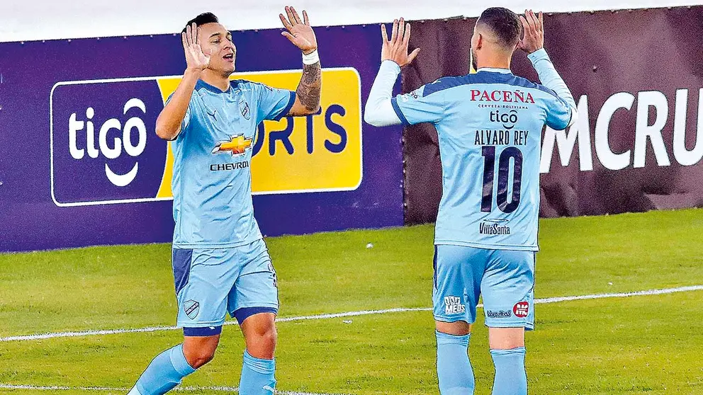 Los jugadores de Bolívar festejan un gol en la Copa.  APG