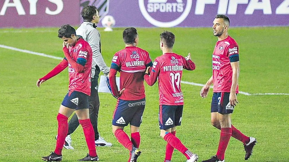 Los jugadores de Wilster dejan el terreno de juego resignados tras la derrota. APG
