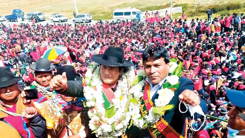 El gobernador Santos Quispe en ceremonia ancestral con los Ponchos Rojos, en Achacachi. GOBERNACIÓN LA PAZ